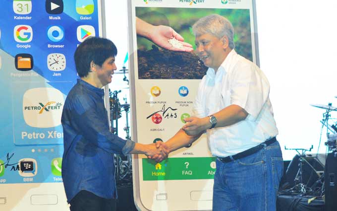 Direktur Utama PT Pupuk Indonesia (Persero) Aas Asikin Idat bersama Direktur Utama PG Nugroho Christijanto saat launching aplikasi Petroxfert. foto: syuhud/ bangsaonline