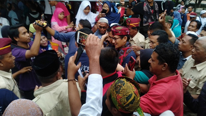 Sandi saat berada di sentra batik Pasar 17 Agustus Pamekasan, bersama para pendukungnya.