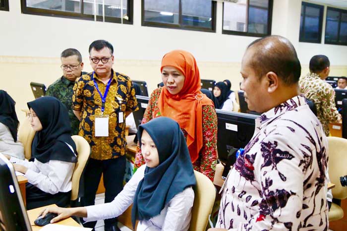 Menteri Sosial RI Khofifah Indar Parawansa sedang memantau pelaksanaa tes CPNS formasi Kemesos. foto: DIDI ROSADI/ BANGSAONLINE