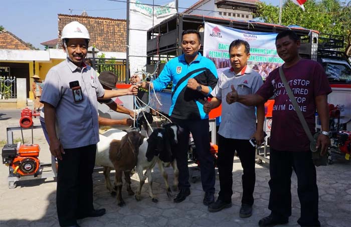 Penyerahan Kambing kepada 55 warga penggarap lahan milik Semen Indonesia.
