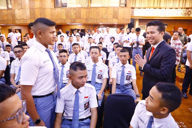 Wagub Emil Ajak Siswa Taruna Nusantara Jatim Miliki Jiwa Keberanian dan Budi Pekerti