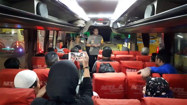Kapolres Jember AKBP Kusworo Wibowo saat memberikan arahan kepada penumpang bus.