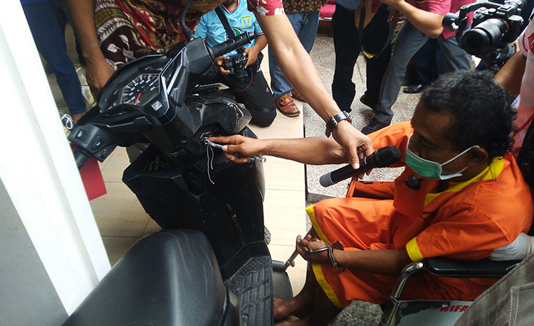 Nekat Maling Motor Saat Pagi Hari, Pria Asal Lumajang Ditangkap Lalu Diserahkan Warga ke Polisi