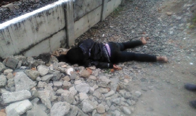 Korban usai terserempet KA sebelum dievakuasi.