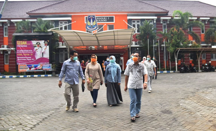 Bupati Lumajang bersama Wakil Bupati dan Kapolres meninjau lokasi di SUT sebagai tempat karantina bagi masyarakat yang nekat mudik.