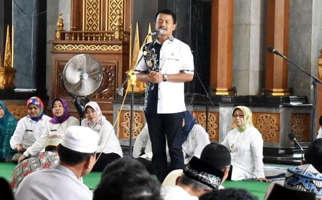 Bupati Jombang, Nyono Suharli Wihandoko, saat menyampaikan sosialisasi penerimaan dana hibah. foto: ROMZA/ BANGSAONLINE