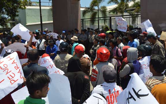 Ratusan warga melakukan demo di depan kantor Kejari Situbondo menuntut penuntasan kasus dugaan korupsi jembatan limpas. foto: hadi prayitno/BANGSAONLINE