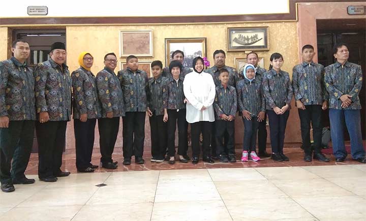Wali Kota Risma saat foto bersama tujuh Anak Berkebutuhan Khusus (ABK) beserta delapan guru pendamping. Foto: YUDI ARIANTO/ BANGSAONLINE