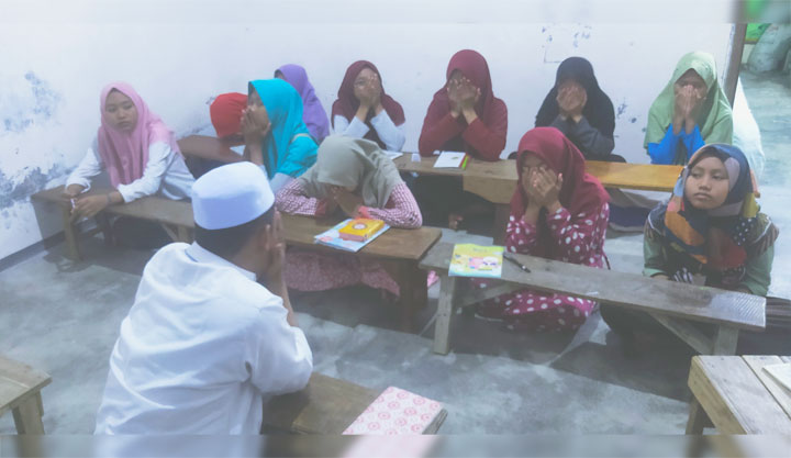 DAPAT TAMBAHAN: Salah seorang guru ngaji di salah satu TPQ Kecamatan Kanor, Bojonegoro. Saat ini para guru ngaji mendapatkan dana insentif dari Pemkab.