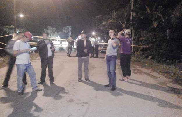 Petugas saat mengamankan jembatan yang ambrol.