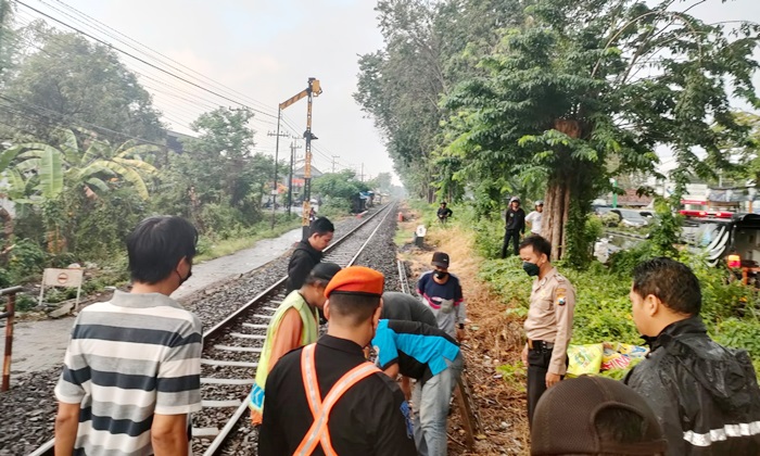 Jenazah korban saat dievakuasi petugas dibantu warga setempat.