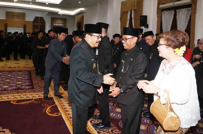 Gubernur Jatim, Soekarwo saat memberi ucapan selamat kepada Anam Surahno usai dilantik menjadi Kepala Biro Administrasi Pemerintahan dan Otda di Grahadi, beberapa waktu yang lalu. foto: DIDI ROSADI/ BANGSAONLINE