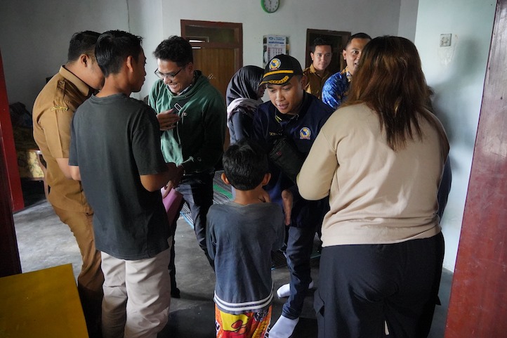 MDNP (8) korban selamat saat didatangi Tim bentukan Bupati Kediri Hanindhito Himawan Pramana.