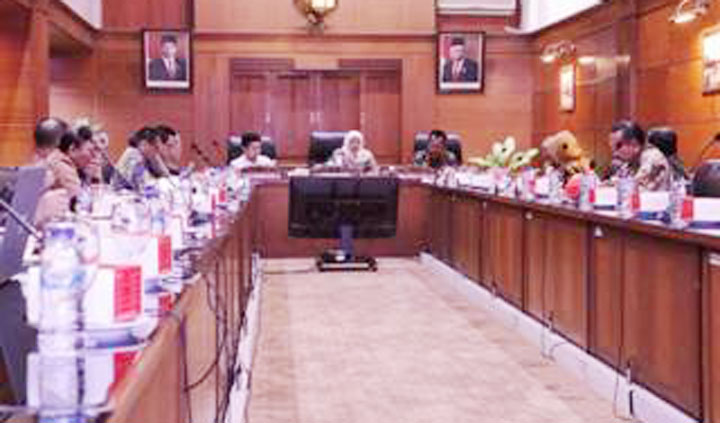 Gubernur Jatim saat memimpin rapat terbatas bersama OPD di lingkup Pemprov Jatim, di Kantor Gubernur Jatim, Jl. Pahlawan No. 110, Surabaya, Jumat (10/1) sore. foto: istimewa