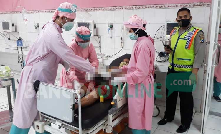 Korban Sugiati saat mendapat perawatan di Rumah Sakit. foto: AAN AMRULLOH/ BANGSAONLINE
