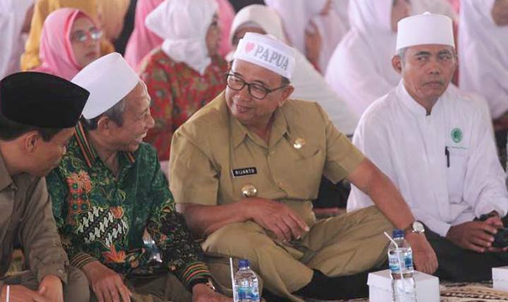 Ikat kepala "Aku Cinta Papua" terlihat dikenakan saat Bupati Blitar dan para kepala OPD saat menghadiri tasyakuran haji 2019 di Pendopo, Senin (2/9/2019).