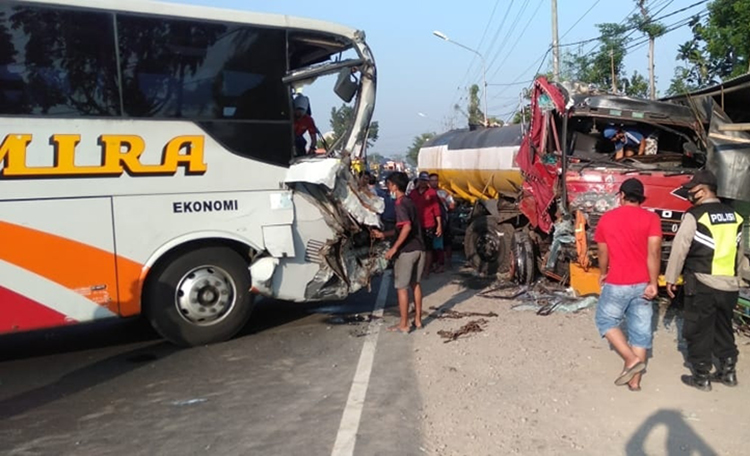 Tabrak Truk Tangki di Jombang, Sopir Bus Terjepit