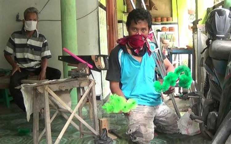 Pasangan Disabilitas Sulap Limbah Benang Sapu Menjadi Sikat Lantai