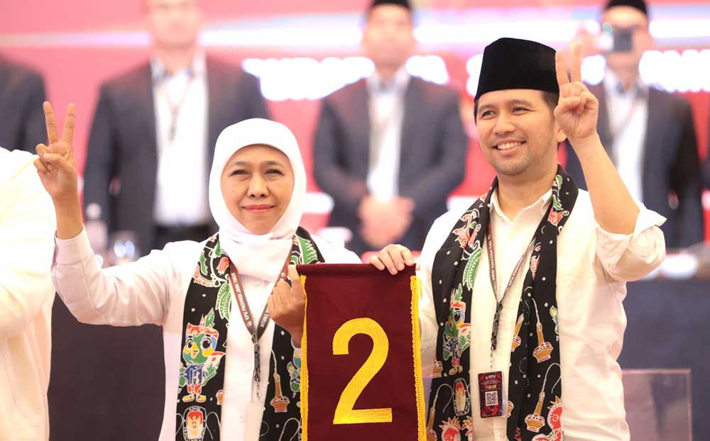 Paslon Khofifah-Emil menunjukkan nomor urut 2 usai pengundian di Hotel Mercure Surabaya.