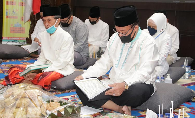 Bupati Fadeli didampingi Ketua MUI, K.H. Abdul Aziiz Khoiri.