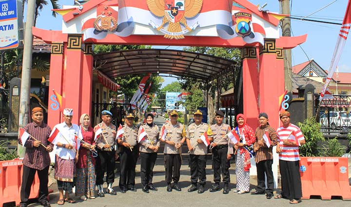 Jajaran Polres Pasuruan foto bersama dengan latar belakang gapura Cheng Hoo.