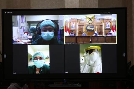 Semangati Dokter, Perawat, dan Paramedis, Gubernur Khofifah Komunikasi Lewat Video Conference