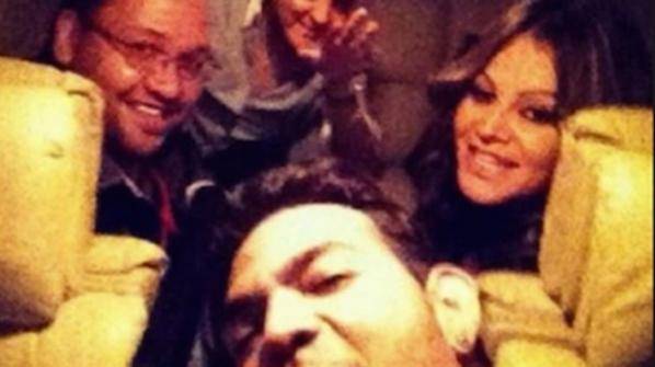 Jenni Rivera, penyanyi Amerika keturunan Meksiko, membidik foto diri bersama teman-temannya, sesaat sebelum jet pribadi yang ditumpanginya lepas landas. Pesawat yang terbang menuju Toluca, Meksiko, ini mengalami kecelakaan, jatuh di wilayah Meksiko. foto: dw.de