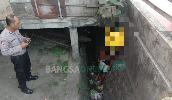 Kondisi korban yang bunuh diri di Jalan Tanjung Kecamatan Sukorejo, Kota Blitar.