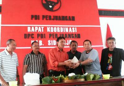 Keenam petinggi parpol koalisi saat potong tumpeng di Kantor DPC PDIP Sidoarjo di Jalan Raya Jati, kemarin. Foto : mustain/BANGSAONLINE