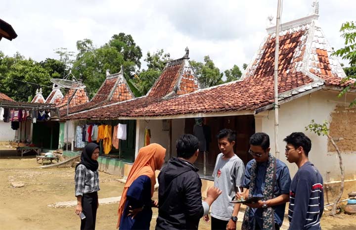 Mahasiwa Unesa ketika di Taniyan Lanjhang Dusun Buddagan, Desa Larangan Luar Kecamatan Larangan, Kabupaten Pamekasan, Madura, Jumat (18-19/1).