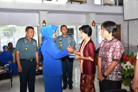 Saling berikan tali asih.