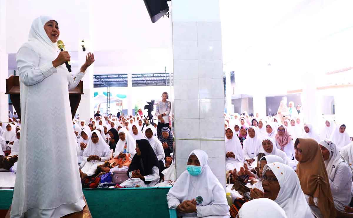 Gubernur saat Khofifah menghadiri peringatan Nisfu Syakban 1444 Hijriah yang berlangsung di Pondok Pesantren Darul Ulum, Peterongan, Jombang.