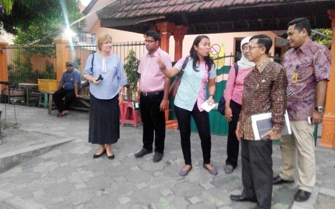 BELUM LAYAK: Tim UN Habitat dan UCLG ASPAC didampingi Dinas PU Bina Marga Sidoarjo melihat kondisi trotoar di Jalan Monginsidi, Kota Sidoarjo, Jumat (29/7) sore. foto: MUSTAIN/ BANGSAONLINE