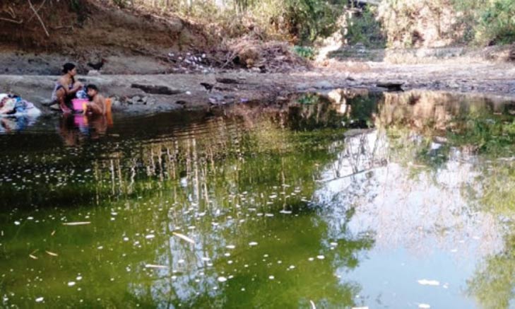 Dampak Kekeringan, Warga Sampang Mandi di Kubangan