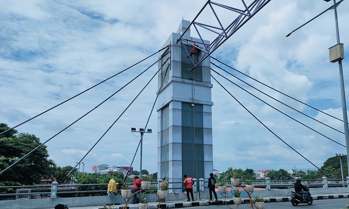 Tim Vertical Rescue Kediri Tiba-Tiba Bergelantungan di Jembatan Brawijaya, Tolong Siapa?