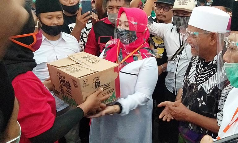 Inginkan Perubahan, Emak-emak UMKM dan Sopir Dump Truk Patungan Sumbang Uang ke Sugiri-Lisdyarita