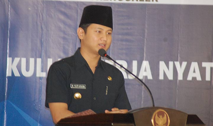 Bupati Arifin saat menyampaikan sambutan di hadapan mahasiswa UGM. foto: HERMAN S/ BANGSAONLINE