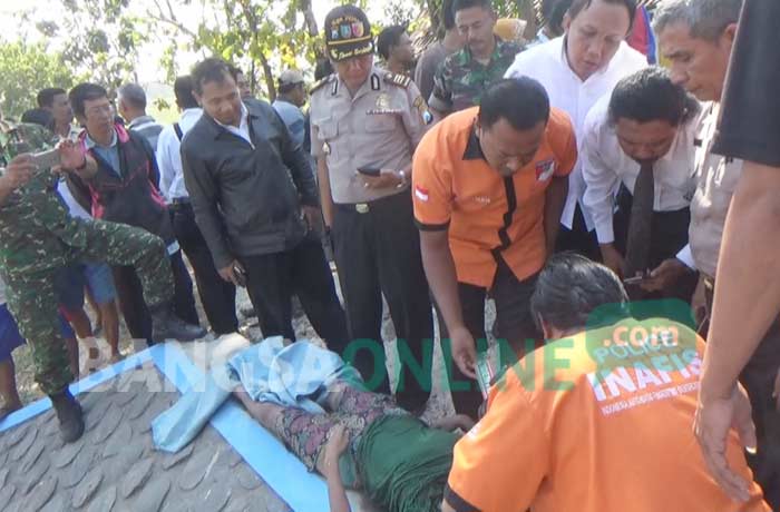 Mayat korban sesaat setelah dievakuasi. foto: RONY S/ BANGSAONLINE