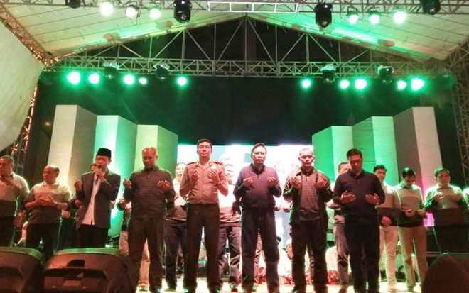 Bupati Sambari dan Masyarakat Gresik Rayakan Pergantian Tahun 2017 dengan Bersalawat