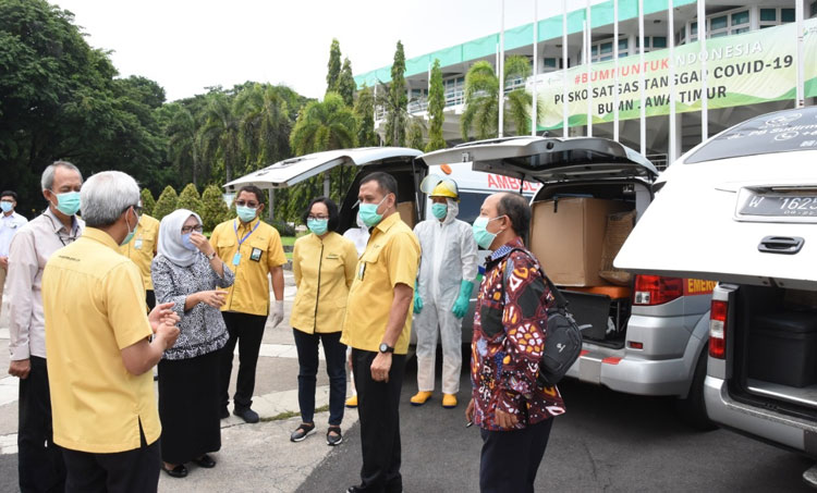 Direksi Petrokimia Gresik bersama Dirut PT. Nusantara Sebelas Medika saat meninjau bantuan APD dan obat-obatan di Posko Command Center GOR Tri Dharma Petrokimia Gresik.