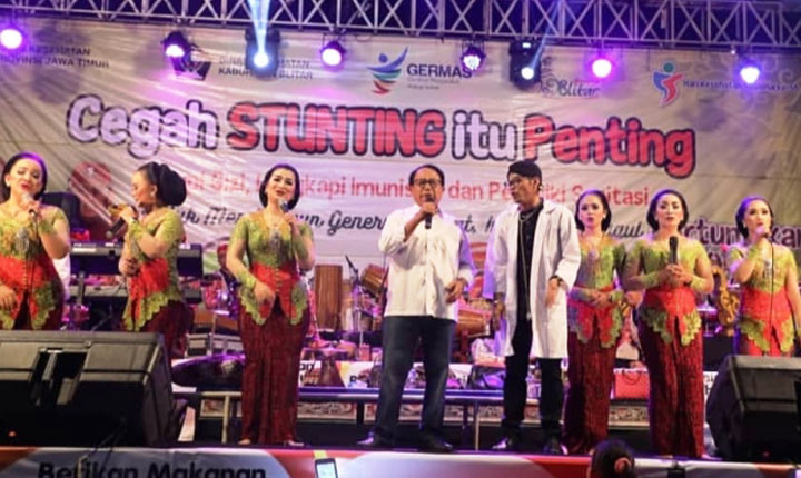 Bupati Blitar ikut bernyanyi di pertunjukan Campursari untuk mengampanyekan pencegahan Stunting .