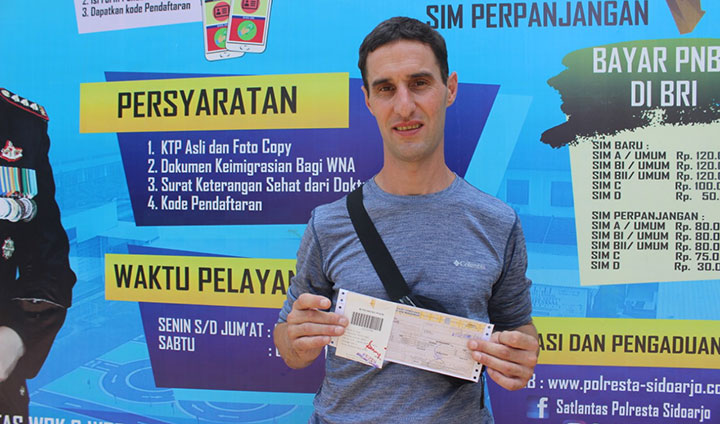 Romain Theoleyre, bule asal Prancis saat mengurus SIM di Satpas Polresta Sidoarjo.
