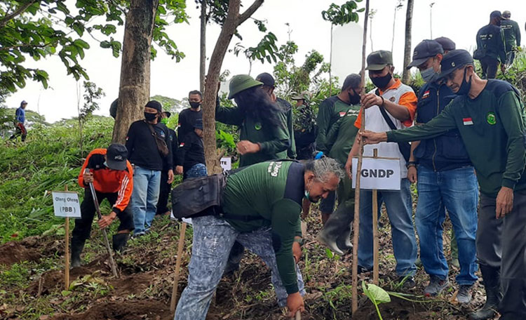 Pegiat Lingkungan Kediri Raya Tanam Ratusan Pohon dan Tebar Ribuan Benih Ikan Lokal
