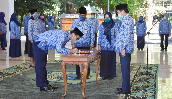 TEKEN: Pelantikan pejabat fungsional Pemkab Sidoarjo di Pendapa Delta Wibawa, Kamis (30/7). foto: ist.