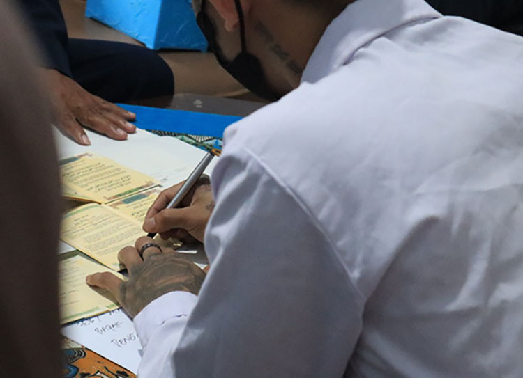 Tahanan Pengadilan Negeri Blitar kasus penganiayaan menikahi kekasihnya di dalam lapas.