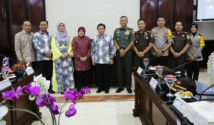 Wali Kota Surabaya Tri Rismaharini foto bersama Forkopimda Banjarmasin.