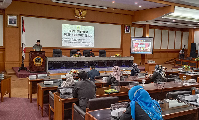 DPRD Gresik saat menggelar paripurna PK terhadap LPjP APBD 2020. foto: SYUHUD/ BANGSAONLINE