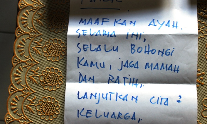 Salah satu surat wasiat yang ditinggalkan korban sebelum bunuh diri. Try Susanto/BangsaOnline