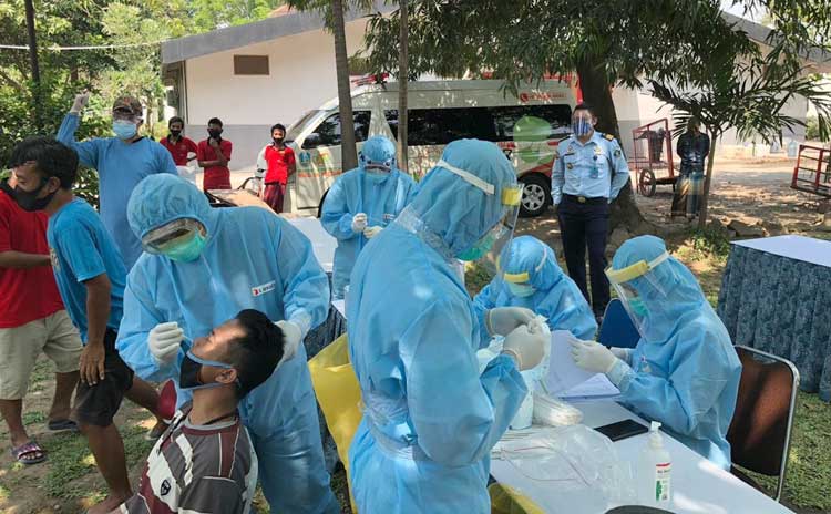 Para napi di Lapas Porong saat menjalani swab test.