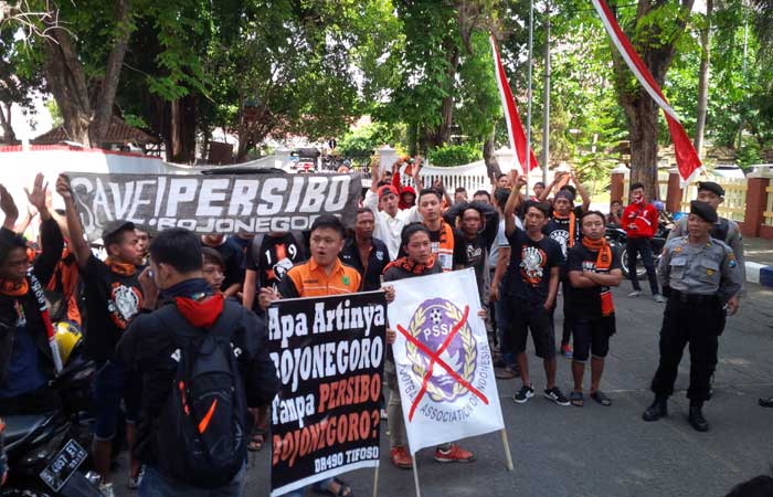 Para suporter Persibo Bojonegoro saat menggelar aksi demo beberapa waktu lalu.